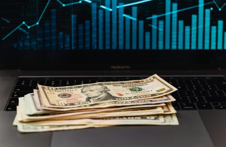 Come utilizzare al meglio gli strumenti digitali per la gestione del denaro